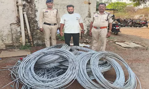 चोरी का विद्युत एल्यूमिनियम तार खरीदने वाला कबाड़ी गिरफ्तार चोरी का विद्युत एल्यूमिनियम तार खरीदने वाला कबाड़ी गिरफ्तार