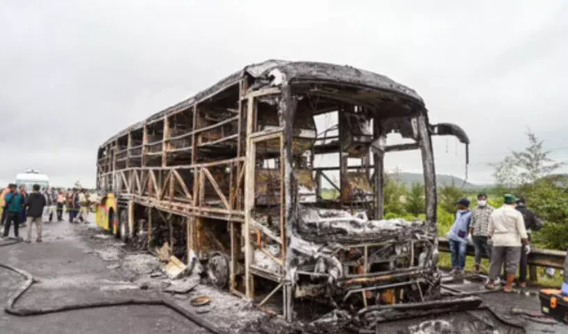 Rayavaram bus accident: आंध्र पुलिस ने 14 जले हुए शव परिजनों को सौंपे Rayavaram bus accident: आंध्र पुलिस ने 14 जले हुए शव परिजनों को सौंपे