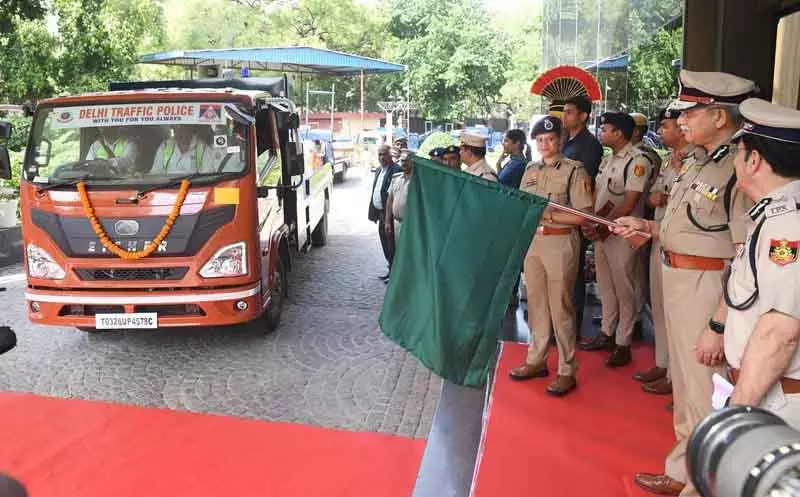 Delhi पुलिस ने 76 क्रेन को हरी झंडी दिखाई और स्पीड कैमरों का उद्घाटन किया Delhi पुलिस ने 76 क्रेन को हरी झंडी दिखाई और स्पीड कैमरों का उद्घाटन किया