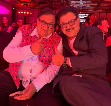धुरंधर 2 में राकेश बेदी की एक्टिंग के मुरीद हुए अशोक पंडित, स्टेडियम के बाहर छक्का लगाने के लिए दी बधाई धुरंधर 2 में राकेश बेदी की एक्टिंग के मुरीद हुए अशोक पंडित, स्टेडियम के बाहर छक्का लगाने के लिए दी बधाई