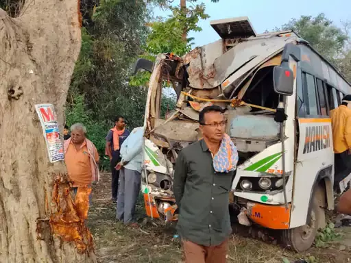 श्रद्धालुओं की बस पेड़ से टकराई, 40 लोग घायल श्रद्धालुओं की बस पेड़ से टकराई, 40 लोग घायल