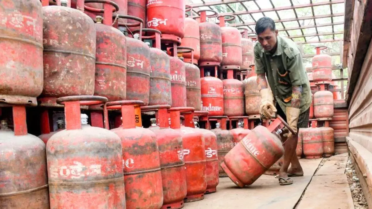 वसई के लोगों ने LPG की कमी को लेकर मुंबई-अहमदाबाद हाईवे जाम किया वसई के लोगों ने LPG की कमी को लेकर मुंबई-अहमदाबाद हाईवे जाम किया
