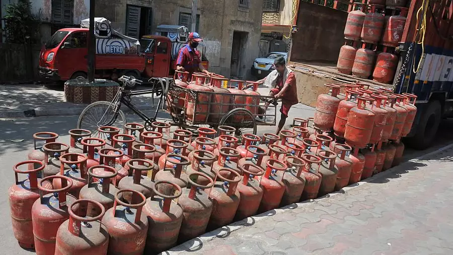 मुंबई में डिलीवरी टेम्पो से 27 LPG सिलेंडर चोरी; जांच जारी मुंबई में डिलीवरी टेम्पो से 27 LPG सिलेंडर चोरी; जांच जारी
