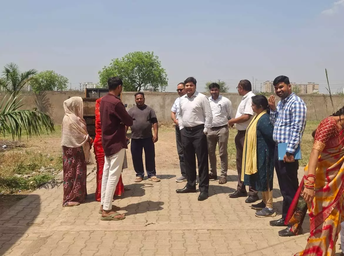 लाभांडी में गंदे पानी की हो रही थी सप्लाई, निगम आयुक्त पहुंचे लाभांडी में गंदे पानी की हो रही थी सप्लाई, निगम आयुक्त पहुंचे
