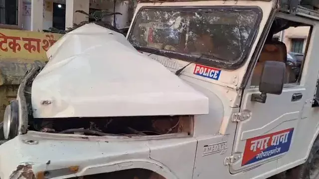 ट्रक ने पुलिस जीप में मारी जोरदार टक्कर, तीन पुलिसकर्मी घायल ट्रक ने पुलिस जीप में मारी जोरदार टक्कर, तीन पुलिसकर्मी घायल