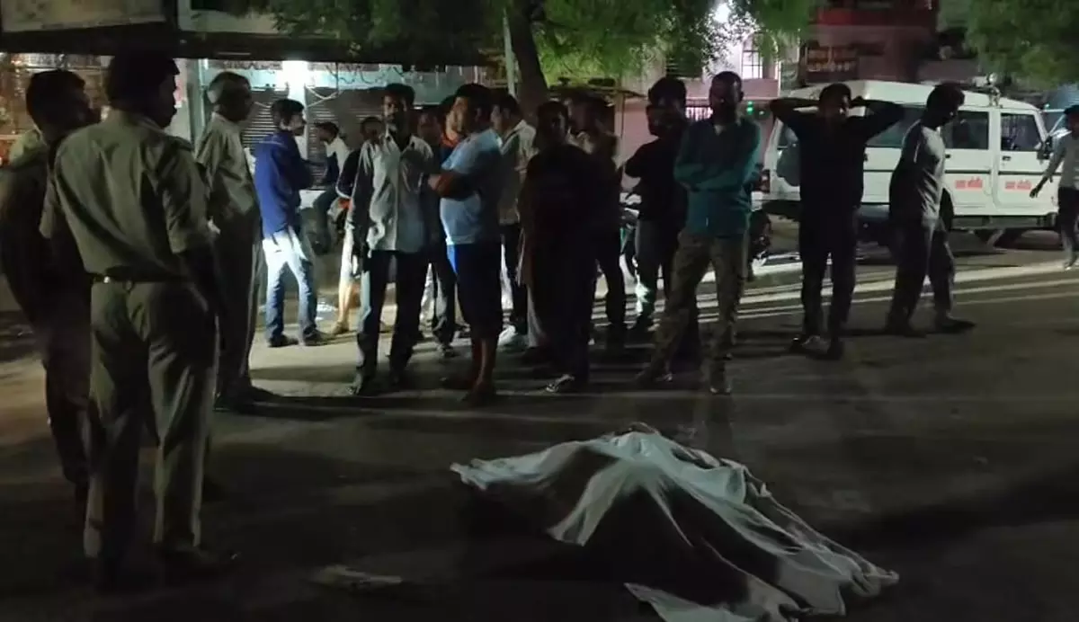 MP : छतरपुर में तेज रफ्तार गाड़ी की चपेट में आने से 50 साल के आदमी की मौके पर ही मौत MP : छतरपुर में तेज रफ्तार गाड़ी की चपेट में आने से 50 साल के आदमी की मौके पर ही मौत