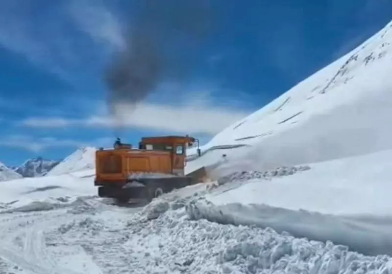 Shinkula में बर्फ हटने के बाद लाहौल-ज़ांस्कर संपर्क बहाल Shinkula में बर्फ हटने के बाद लाहौल-ज़ांस्कर संपर्क बहाल