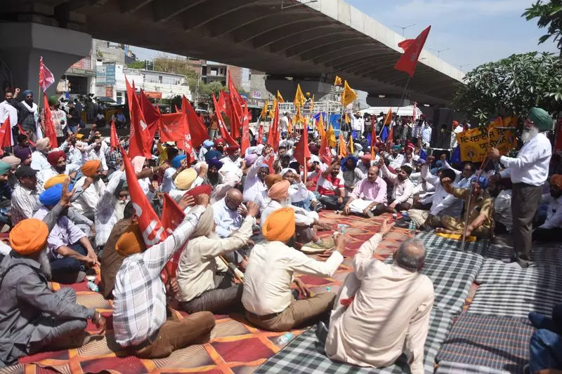 Ludhiana: कर्मचारियों ने मंत्री के घर के बाहर प्रदर्शन किया, पावरकॉम की प्रॉपर्टी बेचने की आलोचना की Ludhiana: कर्मचारियों ने मंत्री के घर के बाहर प्रदर्शन किया, पावरकॉम की प्रॉपर्टी बेचने की आलोचना की