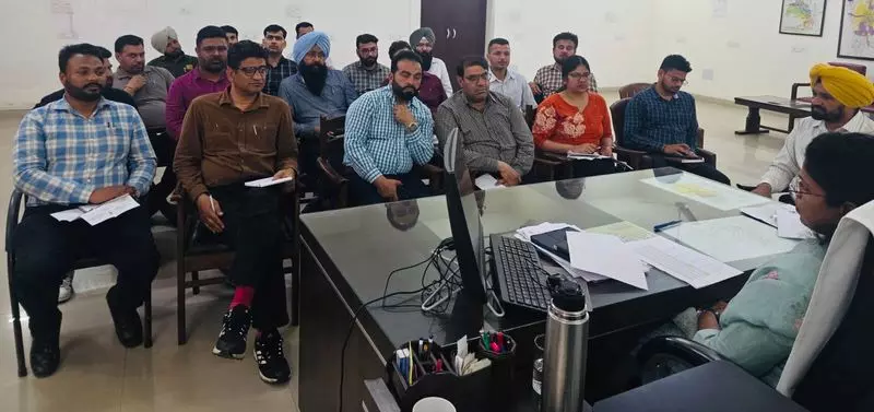 Malerkotla DC ने अधिकारियों से SIR के लिए ‘कड़ी मेहनत’ करने को कहा Malerkotla DC ने अधिकारियों से SIR के लिए ‘कड़ी मेहनत’ करने को कहा