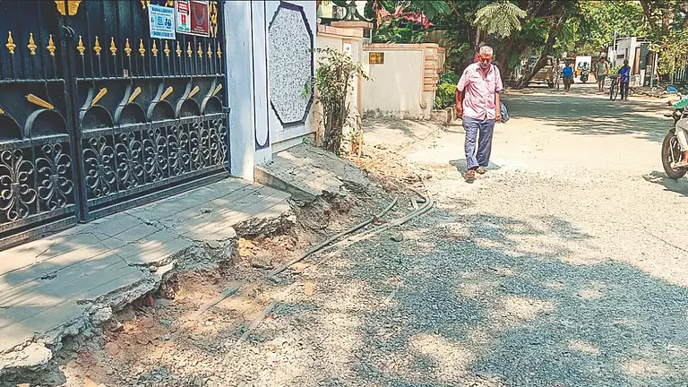 Chennai: वीरबाथरन स्ट्रीट पर ऊबड़-खाबड़ सड़क नुंगमबक्कम के निवासियों को परेशान कर रही है Chennai: वीरबाथरन स्ट्रीट पर ऊबड़-खाबड़ सड़क नुंगमबक्कम के निवासियों को परेशान कर रही है