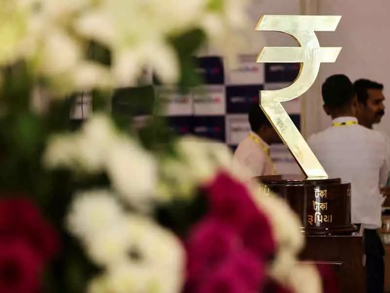 West Asia संघर्ष से रेमिटेंस, रुपये और फिस्कल बैलेंस खतरे में: SBI फंड्स रिपोर्ट West Asia संघर्ष से रेमिटेंस, रुपये और फिस्कल बैलेंस खतरे में: SBI फंड्स रिपोर्ट