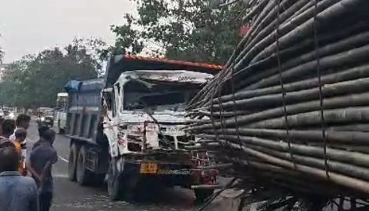 रेत से लदे ट्रक ने बांस के ट्रक को टक्कर मारी, Bhubaneswar में ड्राइवर गंभीर रूप से घायल रेत से लदे ट्रक ने बांस के ट्रक को टक्कर मारी, Bhubaneswar में ड्राइवर गंभीर रूप से घायल