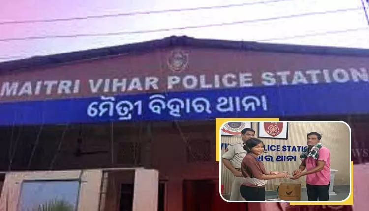 मानवता की मिसाल, ईमानदार ऑटो ड्राइवर ने Bhubaneswar में मालिक को 3 लाख रुपये के सोने के गहने लौटाए मानवता की मिसाल, ईमानदार ऑटो ड्राइवर ने Bhubaneswar में मालिक को 3 लाख रुपये के सोने के गहने लौटाए