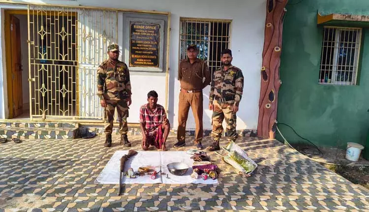 Simlipal में शिकारी को हाथ से बनी बंदूक और विस्फोटकों के साथ गिरफ्तार किया गया Simlipal में शिकारी को हाथ से बनी बंदूक और विस्फोटकों के साथ गिरफ्तार किया गया