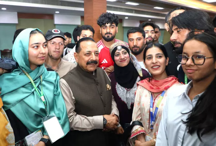 J&K के युवाओं के मुख्यधारा में आने से उनकी उम्मीदों का स्तर बढ़ा है: Dr. Jitendra J&K के युवाओं के मुख्यधारा में आने से उनकी उम्मीदों का स्तर बढ़ा है: Dr. Jitendra
