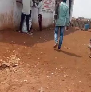 सेल्समैन ने कोचिया को 200 बोतल शराब बेचा, वीडियो वायरल, होगी कार्रवाई सेल्समैन ने कोचिया को 200 बोतल शराब बेचा, वीडियो वायरल, होगी कार्रवाई