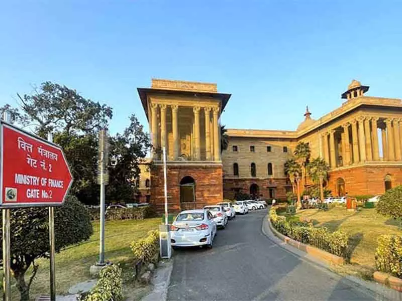 पश्चिम एशिया घटनाक्रम से आर्थिक परिदृश्य अधिक अनिश्चित हुआ: Finance Ministry पश्चिम एशिया घटनाक्रम से आर्थिक परिदृश्य अधिक अनिश्चित हुआ: Finance Ministry