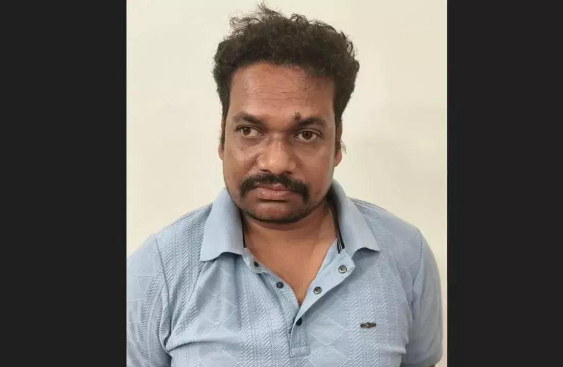 Cuttack : रेवेन्यू इंस्पेक्टर को ज़मीन के म्यूटेशन के मामले में 30,000 रुपये की रिश्वत लेते हुए पकड़ा Cuttack : रेवेन्यू इंस्पेक्टर को ज़मीन के म्यूटेशन के मामले में 30,000 रुपये की रिश्वत लेते हुए पकड़ा