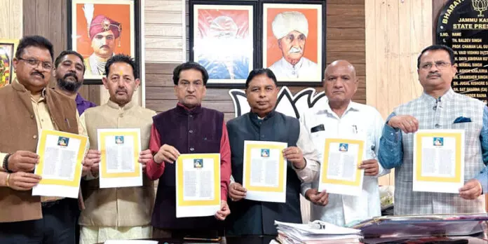 Sat ने बलबीर द्वारा संकलित गुरु रविदास की शिक्षाओं को जारी किया Sat ने बलबीर द्वारा संकलित गुरु रविदास की शिक्षाओं को जारी किया