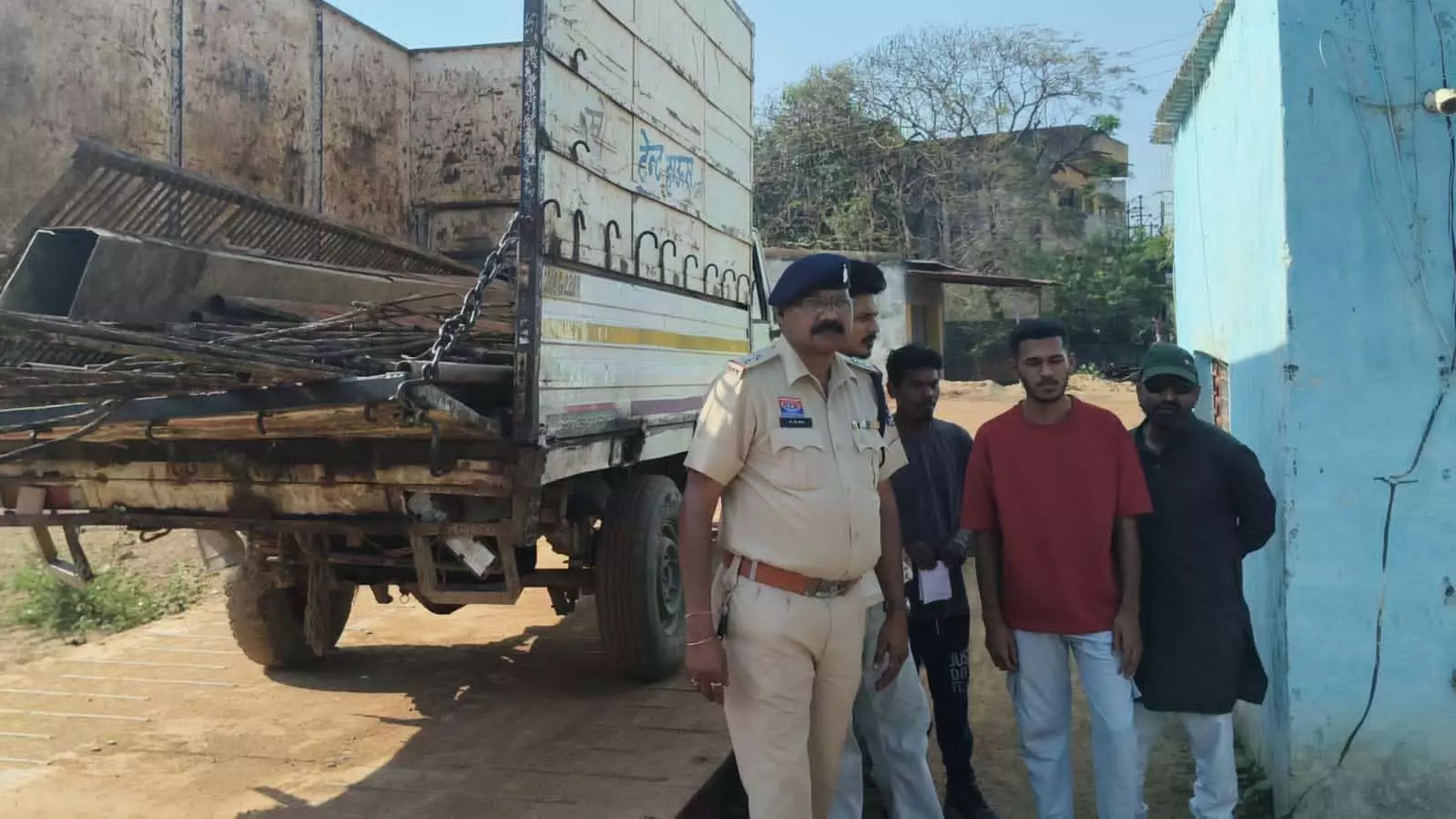 दो कबाड़ी दुकानों पर दबिश, भारी मात्रा में संदिग्ध लोहा-टीन जब्त दो कबाड़ी दुकानों पर दबिश, भारी मात्रा में संदिग्ध लोहा-टीन जब्त