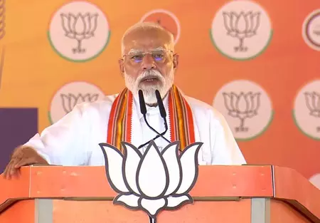 पारंपरिक मुंडू पहनकर पलक्कड़ पहुंचे पीएम मोदी, बोले-केरल में अब चुनावी माहौल नहीं, जनआंदोलन की लहर पारंपरिक मुंडू पहनकर पलक्कड़ पहुंचे पीएम मोदी, बोले-केरल में अब चुनावी माहौल नहीं, जनआंदोलन की लहर