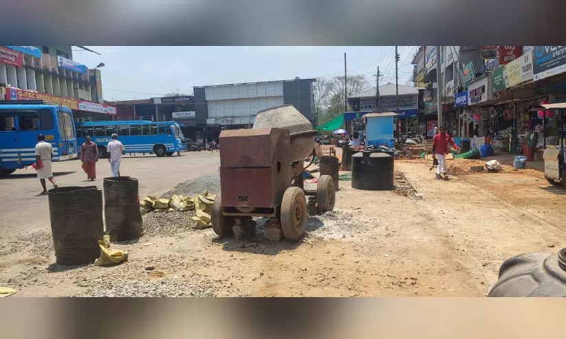 Kerala ; श्रीकंठपुरम में धूल से व्यापारियों और यात्रियों को परेशानी Kerala ; श्रीकंठपुरम में धूल से व्यापारियों और यात्रियों को परेशानी