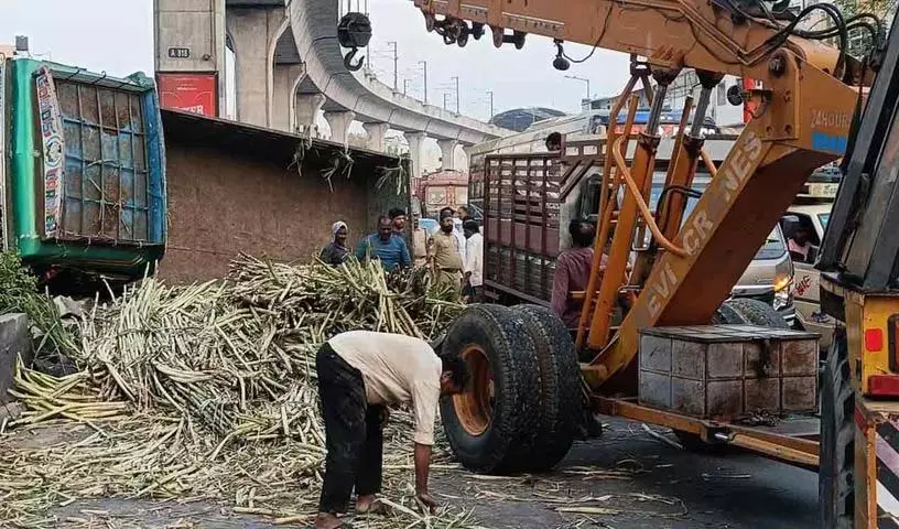 Kukatpally में डिवाइडर से टकराने के बाद लॉरी पलट गई Kukatpally में डिवाइडर से टकराने के बाद लॉरी पलट गई