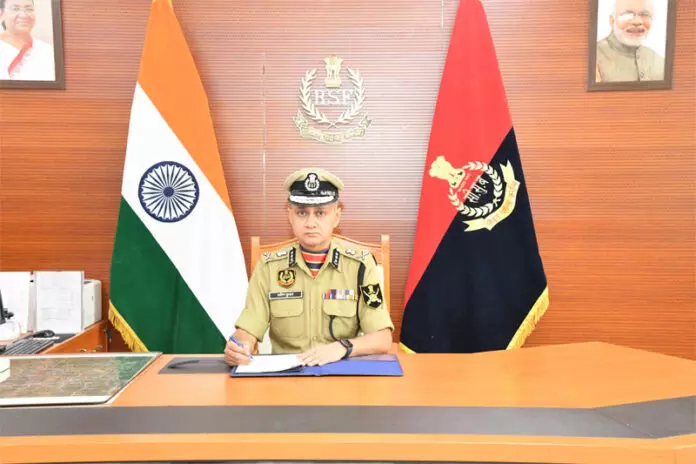 BSF प्रमुख ने कश्मीर में नियंत्रण रेखा पर ऑपरेशनल तैयारियों की समीक्षा की BSF प्रमुख ने कश्मीर में नियंत्रण रेखा पर ऑपरेशनल तैयारियों की समीक्षा की