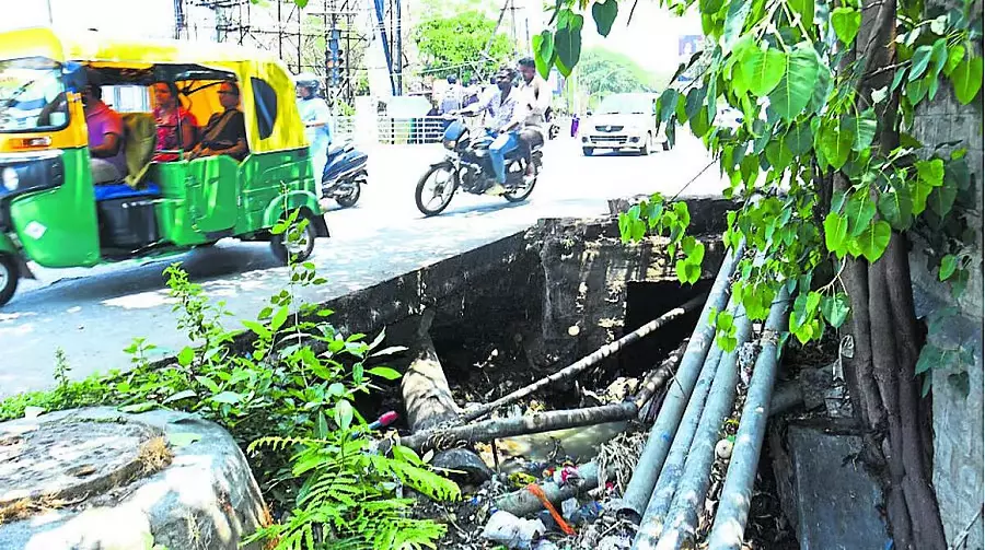 Karnataka : खुले नाले खतरा पैदा करते हैं , स्थानीय लोगों ने बैरियर बनाने की मांग की Karnataka : खुले नाले खतरा पैदा करते हैं , स्थानीय लोगों ने बैरियर बनाने की मांग की