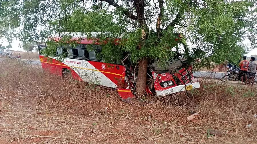 Hagaribommanahalli : ड्राइवर ने बस को पेड़ से टकराया, हादसा टला Hagaribommanahalli : ड्राइवर ने बस को पेड़ से टकराया, हादसा टला