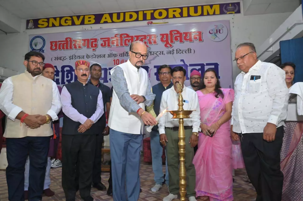 लोकतंत्र के चौथे स्तम्भ को और अधिक सुदृढ़, विश्वसनीय और जनोन्मुखी बनाएं : राज्यपाल डेका लोकतंत्र के चौथे स्तम्भ को और अधिक सुदृढ़, विश्वसनीय और जनोन्मुखी बनाएं : राज्यपाल डेका