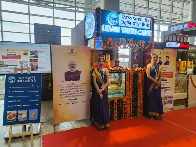 Chandigarh एयरपोर्ट उड़ान यात्री कैफे में खाने-पीने की चीज़ें सस्ते दाम पर मिलती हैं Chandigarh एयरपोर्ट उड़ान यात्री कैफे में खाने-पीने की चीज़ें सस्ते दाम पर मिलती हैं