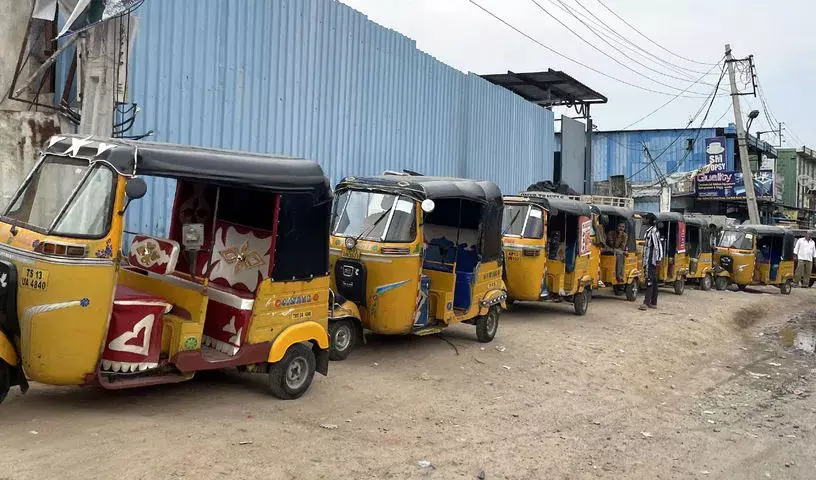 Auto LPG की कमी से हैदराबाद के ड्राइवरों को घंटों इंतजार करना पड़ा Auto LPG की कमी से हैदराबाद के ड्राइवरों को घंटों इंतजार करना पड़ा
