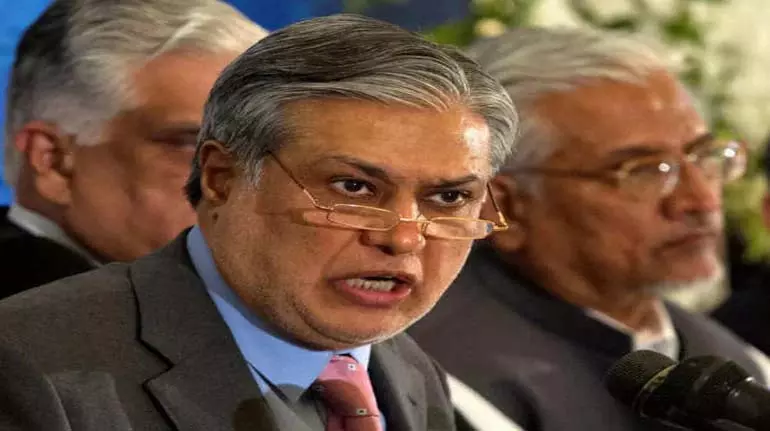 Pakistan के डिप्टी PM इसहाक डार इस्लामाबाद में मिस्र के विदेश मंत्री का अभिवादन करते समय गिर पड़े Pakistan के डिप्टी PM इसहाक डार इस्लामाबाद में मिस्र के विदेश मंत्री का अभिवादन करते समय गिर पड़े