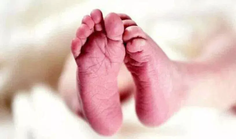 Mancherial में पीछे से आ रही लॉरी की चपेट में आने से 10 महीने के बच्चे की मौत हो गई Mancherial में पीछे से आ रही लॉरी की चपेट में आने से 10 महीने के बच्चे की मौत हो गई