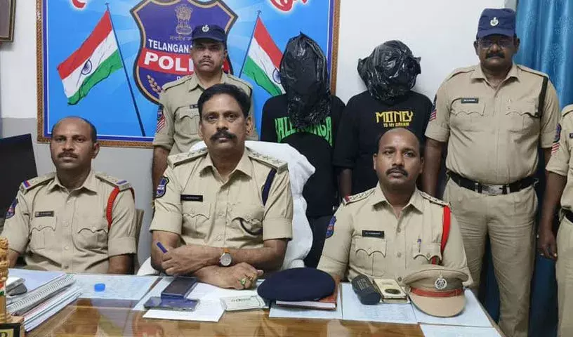काशी के टूरिस्ट गाइड और टैटू आर्टिस्ट Kothagudem में गांजा के साथ पकड़े गए काशी के टूरिस्ट गाइड और टैटू आर्टिस्ट Kothagudem में गांजा के साथ पकड़े गए