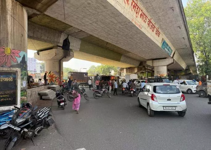 Pune के वारजे चौक पर ट्रक पलटा, कोई बड़ा नुकसान नहीं Pune के वारजे चौक पर ट्रक पलटा, कोई बड़ा नुकसान नहीं