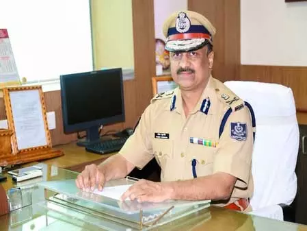 77 माओवादियों ने किया सरेंडर, डीजीपी ने बाकी उग्रवादियों से हथियार डालने की अपील की 77 माओवादियों ने किया सरेंडर, डीजीपी ने बाकी उग्रवादियों से हथियार डालने की अपील की