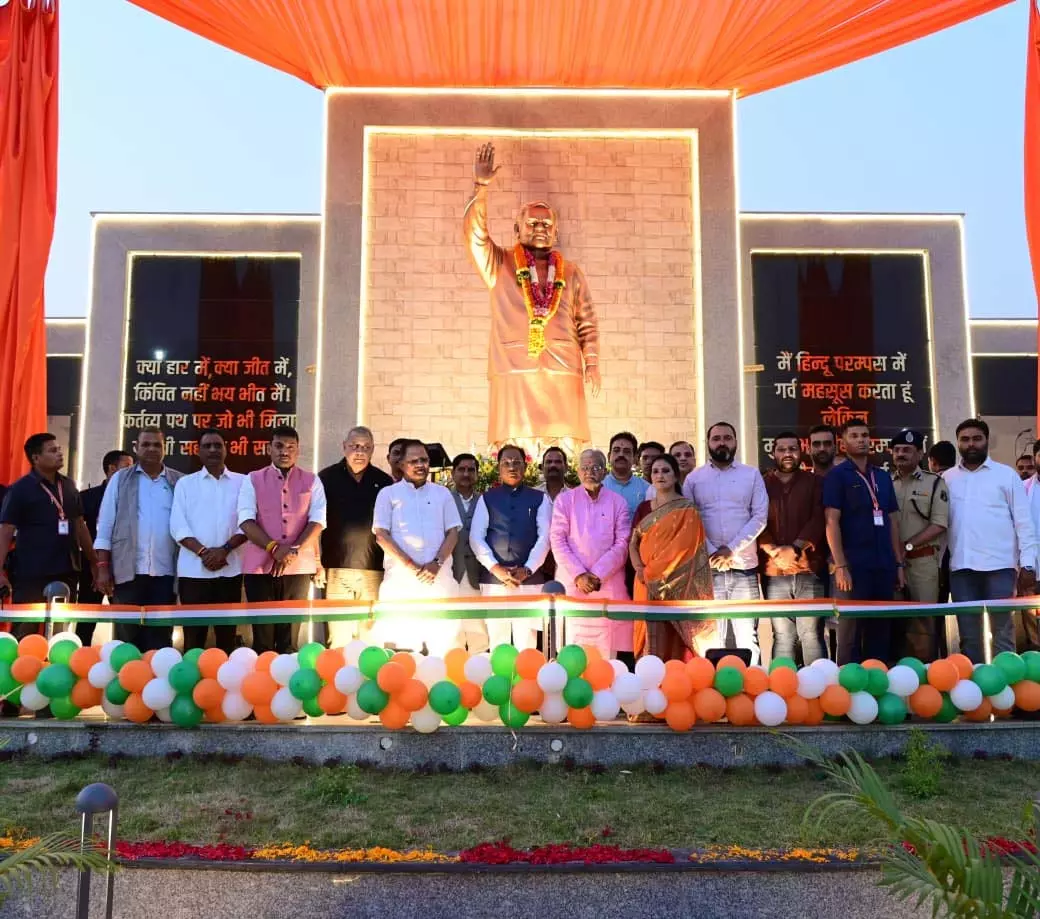 छत्तीसगढ़ के निर्माता भारत रत्न अटल बिहारी वाजपेयी की प्रतिमा का अनावरण छत्तीसगढ़ के निर्माता भारत रत्न अटल बिहारी वाजपेयी की प्रतिमा का अनावरण