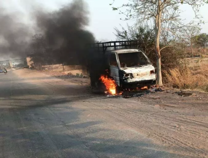अभनपुर-राजिम मार्ग पर पिकअप में आग, 4 लाख रुपए और चेक जलकर हुए नष्ट अभनपुर-राजिम मार्ग पर पिकअप में आग, 4 लाख रुपए और चेक जलकर हुए नष्ट