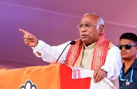 असम में कांग्रेस अध्यक्ष मल्लिकार्जुन खड़गे की रैली, गिनाई पांच गारंटी असम में कांग्रेस अध्यक्ष मल्लिकार्जुन खड़गे की रैली, गिनाई पांच गारंटी