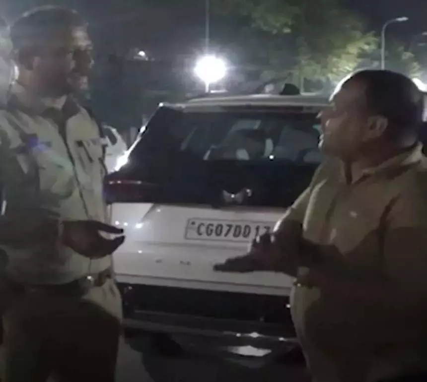 ड्रंक ड्राइव रोकने पर ट्रैफिक पुलिस को धमकी, सोशल एक्टिविस्ट गिरफ्तार ड्रंक ड्राइव रोकने पर ट्रैफिक पुलिस को धमकी, सोशल एक्टिविस्ट गिरफ्तार