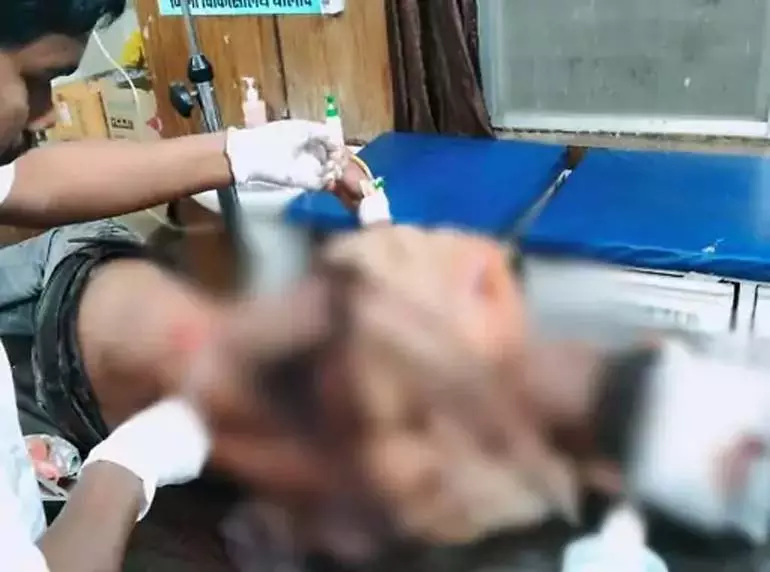 शराब लेने आए युवकों से लूटपाट, विरोध करने पर चाकू से हमला, एक गंभीर शराब लेने आए युवकों से लूटपाट, विरोध करने पर चाकू से हमला, एक गंभीर