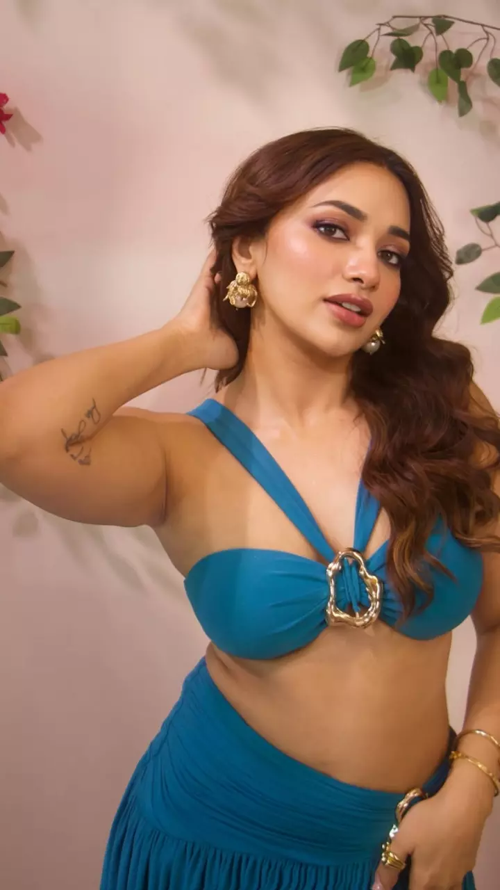 बिकिनी में बेहद हॉट लगी जिया शंकर