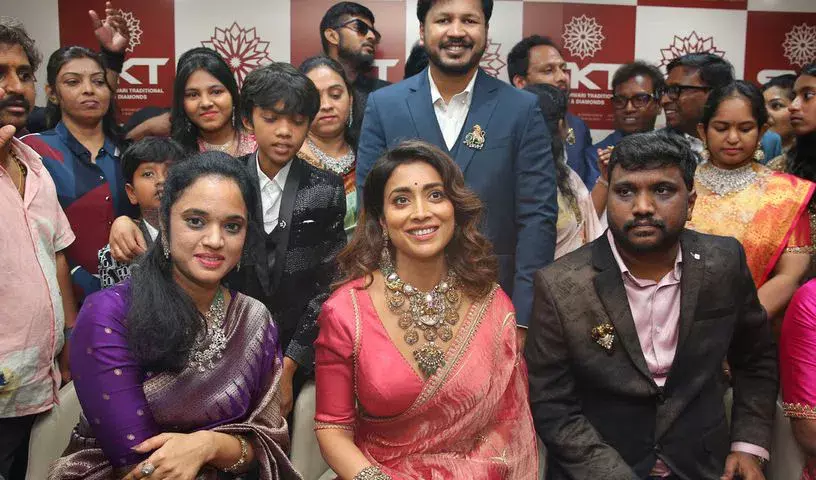 एक्ट्रेस श्रेया सरन ने जुबलीहिल्स में SKT गोल्ड एंड डायमंड्स के चौथे फ्लैगशिप स्टोर का उद्घाटन किया