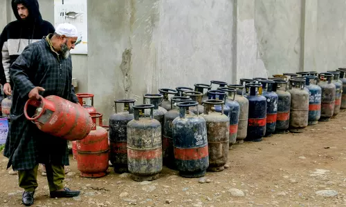 Telangana में कमर्शियल LPG सिलेंडर की सप्लाई बेहतर हो रही है: Uttam Telangana में कमर्शियल LPG सिलेंडर की सप्लाई बेहतर हो रही है: Uttam