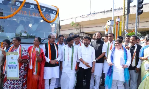 Telangana की महिलाओं ने मुफ़्त बस यात्रा से 10 हज़ार करोड़ रुपये बचाए: सरकार Telangana की महिलाओं ने मुफ़्त बस यात्रा से 10 हज़ार करोड़ रुपये बचाए: सरकार