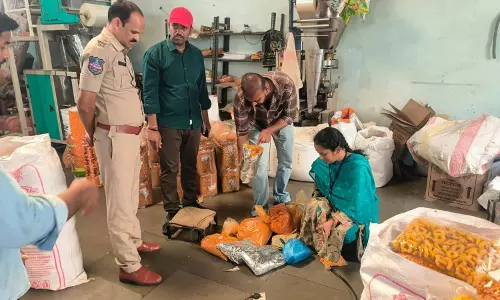 Hyderabad में नमकीन, चिक्की और उस्मानिया बिस्किट यूनिट्स पर रेड, 3 लोग पकड़े गए