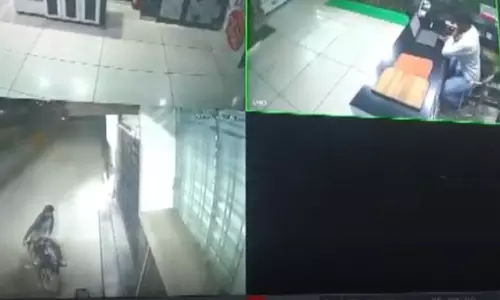 पहचान पत्र मांगना पड़ गया भारी, ताबड़तोड़ फायरिंग से खलबली पहचान पत्र मांगना पड़ गया भारी, ताबड़तोड़ फायरिंग से खलबली