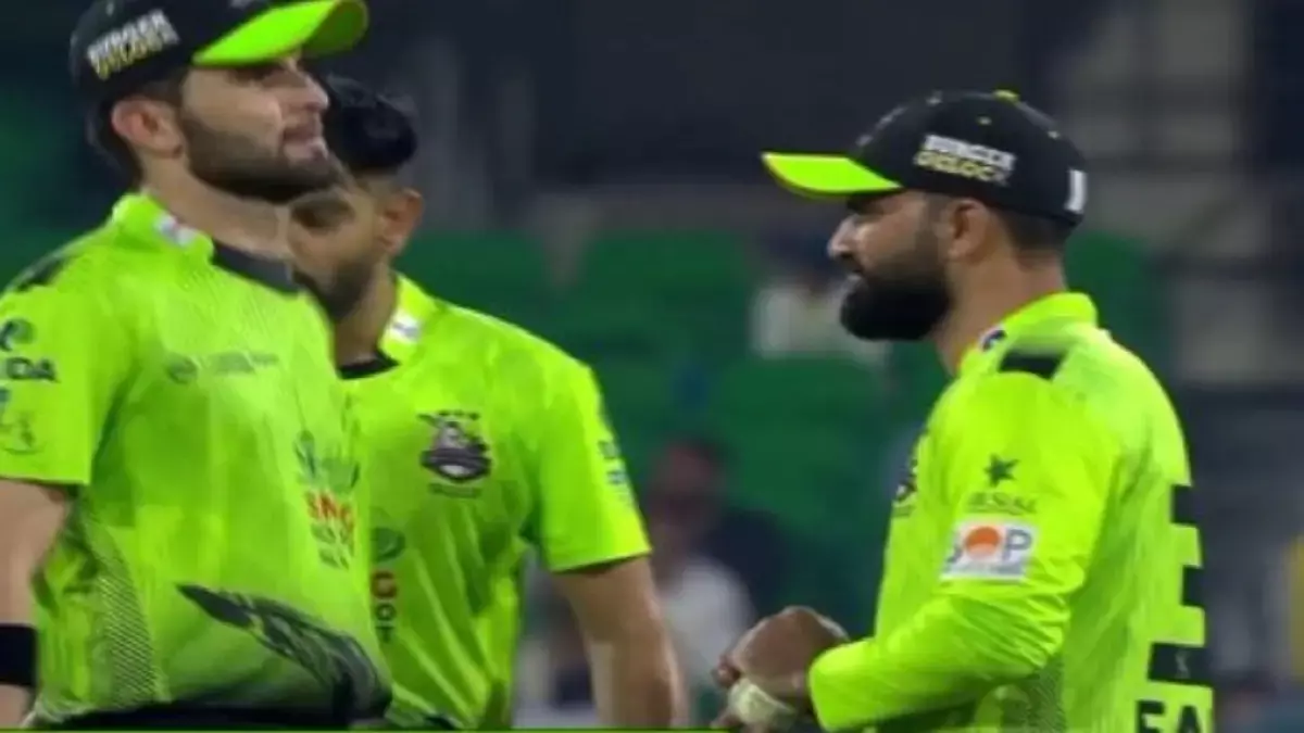 VIDEO: पाकिस्तान फिर से शर्मिंदा! PSL के स्टार्स कैमरे में बॉल टैंपरिंग करते पकड़े गए VIDEO: पाकिस्तान फिर से शर्मिंदा! PSL के स्टार्स कैमरे में बॉल टैंपरिंग करते पकड़े गए